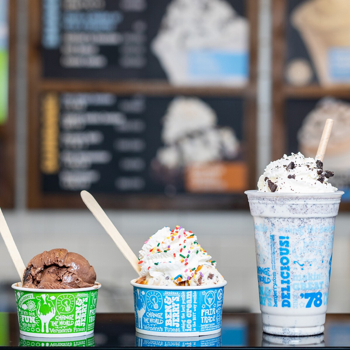 Recoge los artículos en el mostrador de una heladería