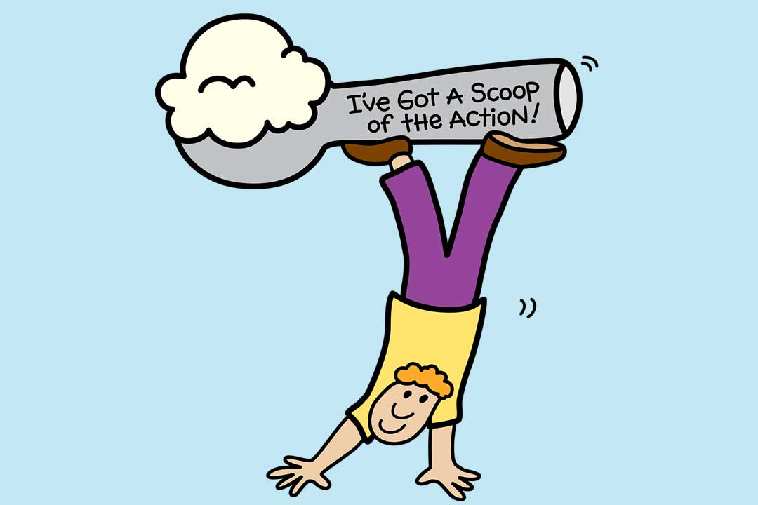 Hombre haciendo el pino sosteniendo una cucharada de helado con las piernas