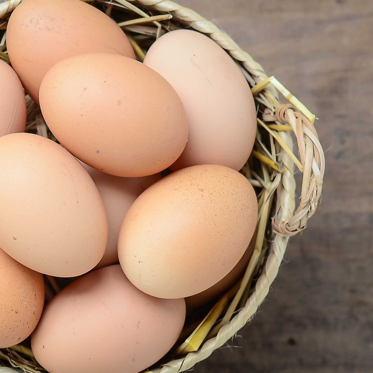 Huevos en una cesta