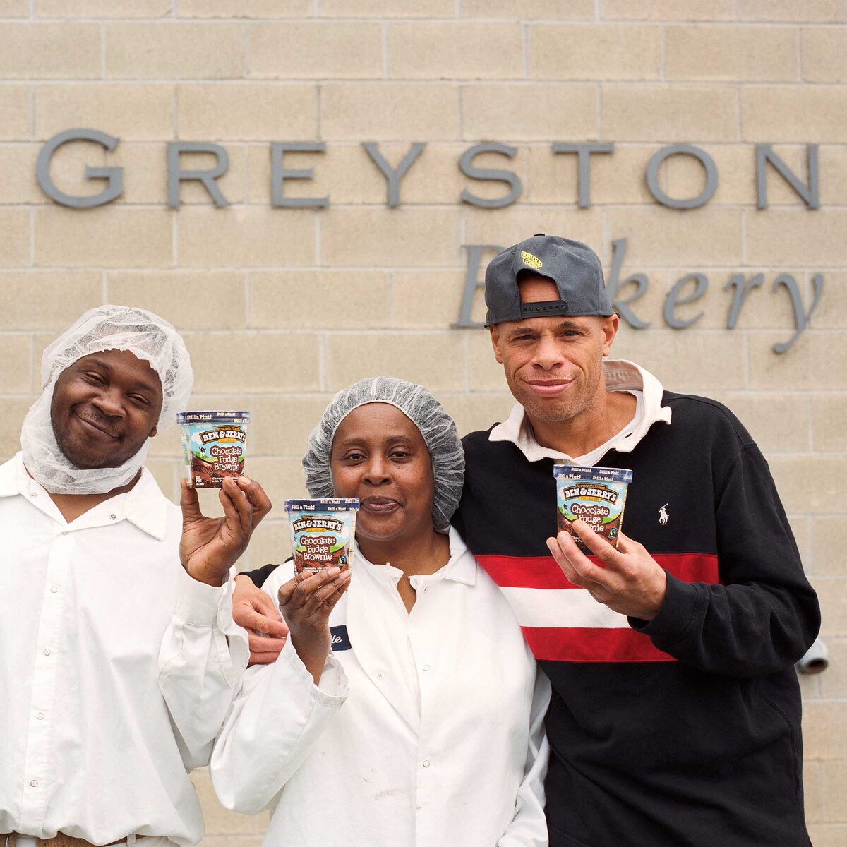Empleados de Greyston Bakery sosteniendo tarrinas de helado de Ben & Jerry’s
