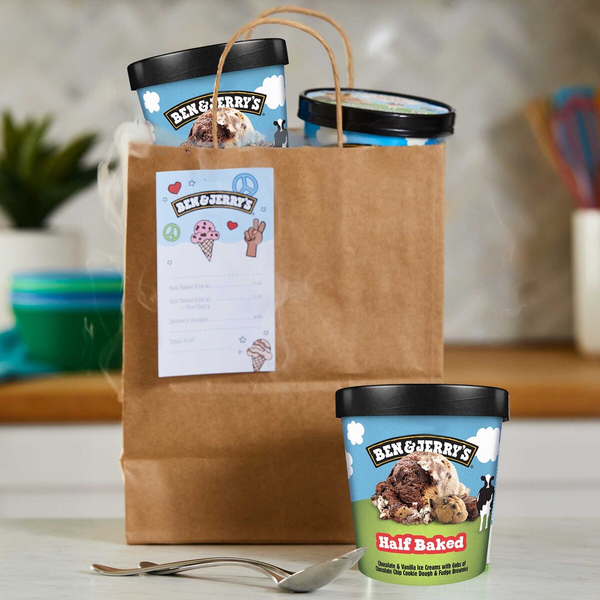 Tarrinas de helado en una bolsa de la compra